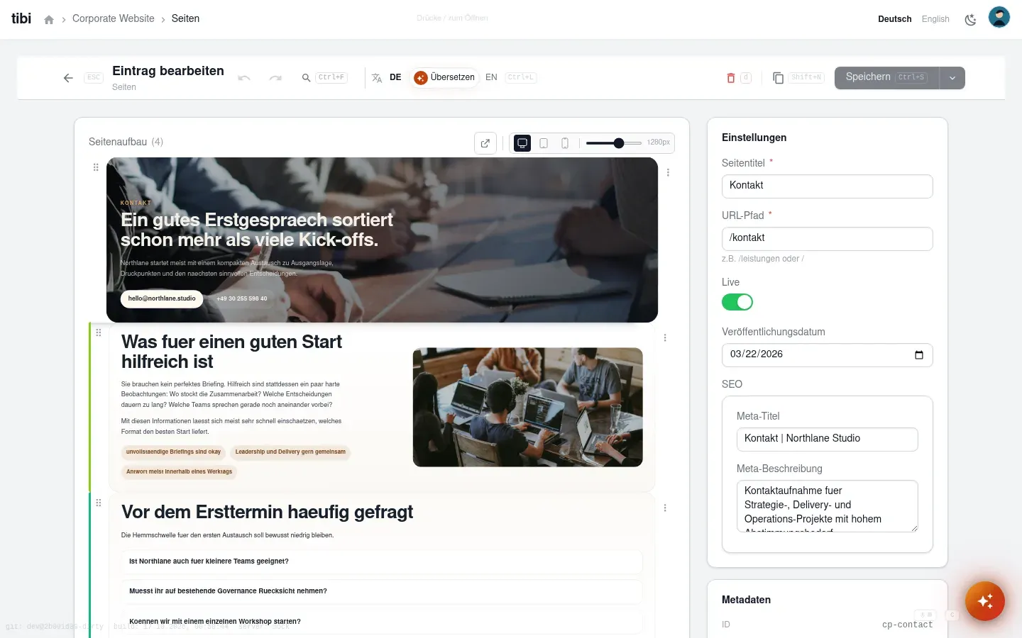 Eintrags-Editor im tibi-admin: Pagebuilder-Blöcke im Formular, Übersetzungsleiste mit DE- und EN-Reitern und Seitenleiste mit Einstellungen und Metadaten