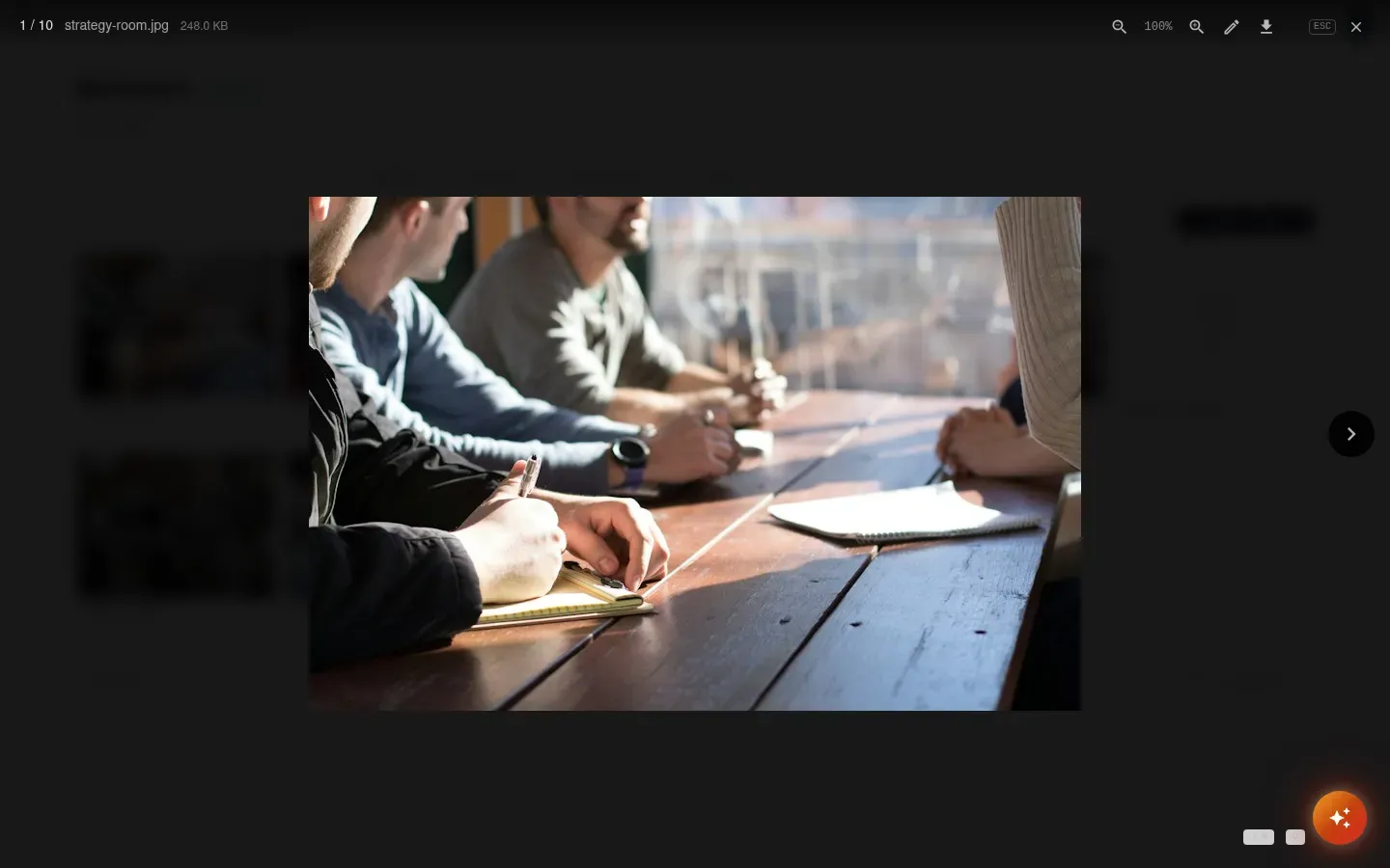 Geöffnete Medienvorschau mit Dateiname, Zoom- und Navigationsschaltflächen